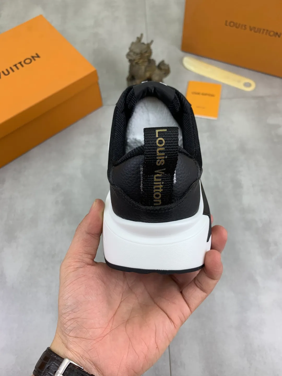 Men's shoes 💰P460 💰 [New model] 🆘 The latest model from LV official website 🎁 Casual and fashionable men's shoes 👟 Hot style 💥 Simple and elegant style, exclusive for trendy men. Unique latest brand elements from the official website 👑 Original decoration, fashionable and generous, the fabric is made of original calfskin ➕ Comfortable and breathable mesh lining ➕ Pigskin lining ✅The official website specifies wear-resistant casual outsole, the classic model is taken in real life🎬Color: 3️⃣colors available😍Number of codes: 38-44 (45 46 customized)
